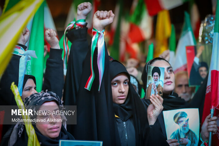 التجمعات الليلية في ساحة الثورة بطهران لدعم القوات المسلحة في مواجهة العدو الصهيوالامريكي