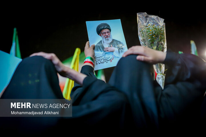 التجمعات الليلية في ساحة الثورة بطهران لدعم القوات المسلحة في مواجهة العدو الصهيوالامريكي