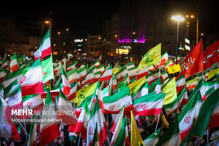 التجمعات الليلية في ساحة الثورة بطهران لدعم القوات المسلحة في مواجهة العدو الصهيوالامريكي