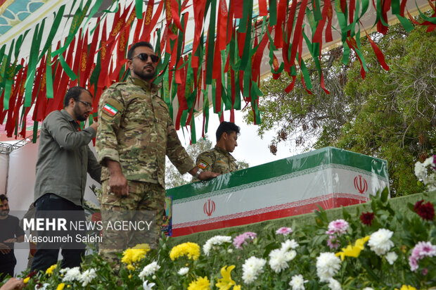 آغاز آیین تشییع سردار شهید «علیرضا تنگسیری» در بندرعباس