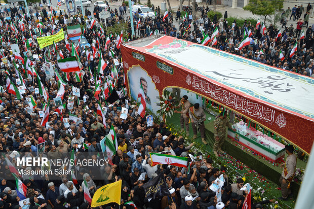 بندرعباس میں شہید علی رضا تنگسیری کی تشییع جنازہ؛ ہزاروں افراد کی شرکت