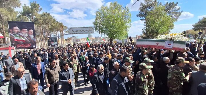 نایین درسوگ شهید موسوینژاد؛ مردم با اشک و شوق شهیدشان را بدرقه کردند
