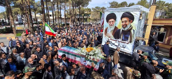 نایین درسوگ شهید موسوینژاد؛ مردم با اشک و شوق شهیدشان را بدرقه کردند