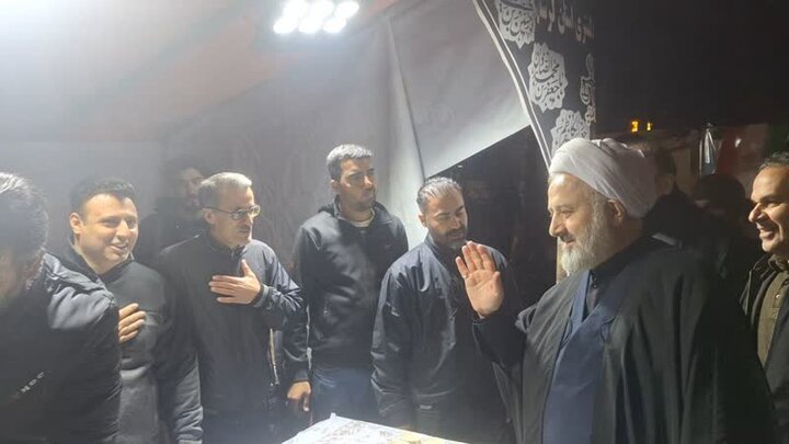 برپایی ایستگاه صلواتی دادگستری لرستان در خیابان انقلاب خرم‌آباد