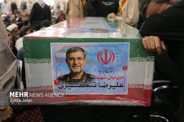 تشييع الشهيد الادميرال تنكسيري في طهران الساعة الثالثة اليوم