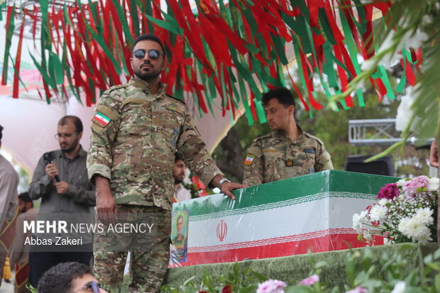تشییع فرمانده شهید نیروی دریایی سپاه پاسداران بر روی دستان مردم بندرعباس