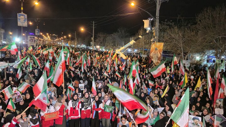 ئەمشەو ئاڵای ئێران لە سەرانسەری وڵات بە یەک چرکە هەڵکرا