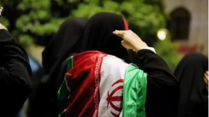 اجتماع بانوان دلگانی در حمایت از ایران