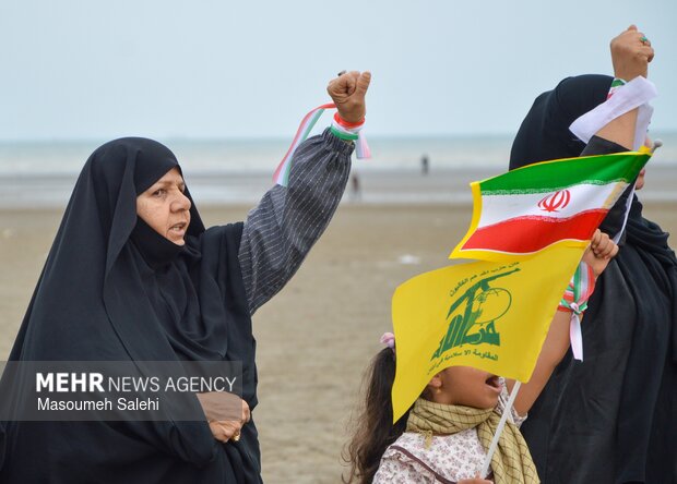 تشکیل زنجیره انسانی و آتش زدن نمادین تابوت سربازان آمریکایی در ساحل خلیج فارس