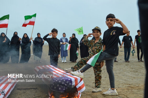 تشکیل زنجیره انسانی و آتش زدن نمادین تابوت سربازان آمریکایی در ساحل خلیج فارس