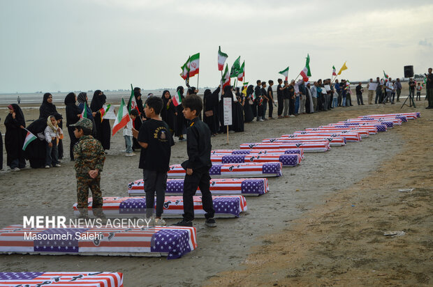 تشکیل زنجیره انسانی و آتش زدن نمادین تابوت سربازان آمریکایی در ساحل خلیج فارس