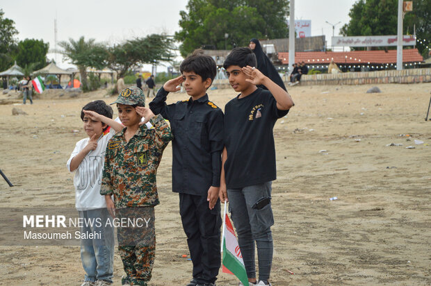 تشکیل زنجیره انسانی و آتش زدن نمادین تابوت سربازان آمریکایی در ساحل خلیج فارس