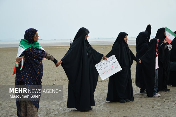 تشکیل زنجیره انسانی و آتش زدن نمادین تابوت سربازان آمریکایی در ساحل خلیج فارس