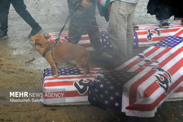 تشکیل زنجیره انسانی و آتش زدن نمادین تابوت سربازان آمریکایی در ساحل خلیج فارس