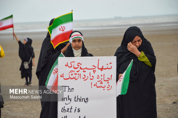 تشکیل زنجیره انسانی و آتش زدن نمادین تابوت سربازان آمریکایی در ساحل خلیج فارس