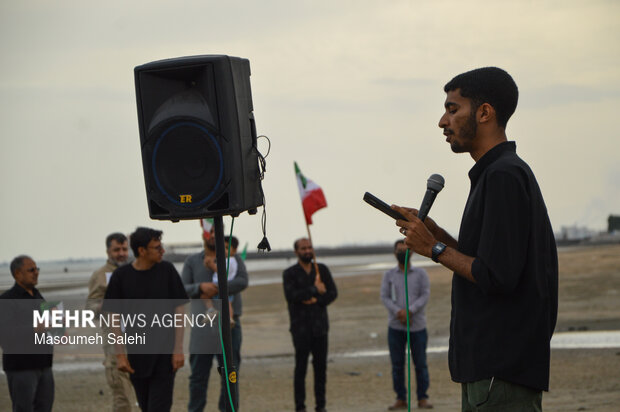 تشکیل زنجیره انسانی و آتش زدن نمادین تابوت سربازان آمریکایی در ساحل خلیج فارس