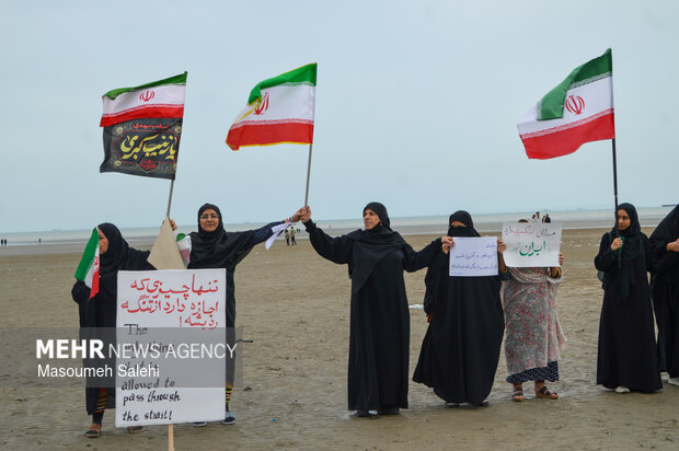 تشکیل زنجیره انسانی و آتش زدن نمادین تابوت سربازان آمریکایی در ساحل خلیج فارس