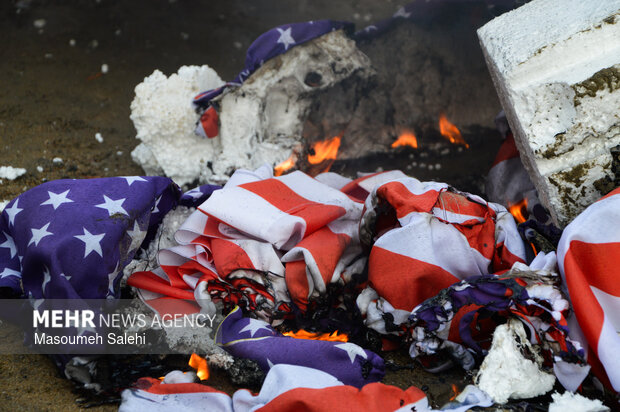 تشکیل زنجیره انسانی و آتش زدن نمادین تابوت سربازان آمریکایی در ساحل خلیج فارس