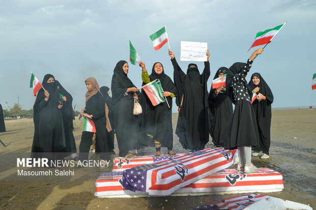 تشکیل زنجیره انسانی و آتش زدن نمادین تابوت سربازان آمریکایی در ساحل خلیج فارس