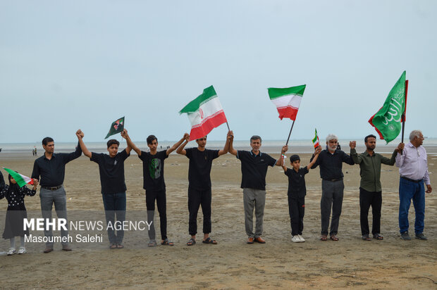 تشکیل زنجیره انسانی و آتش زدن نمادین تابوت سربازان آمریکایی در ساحل خلیج فارس