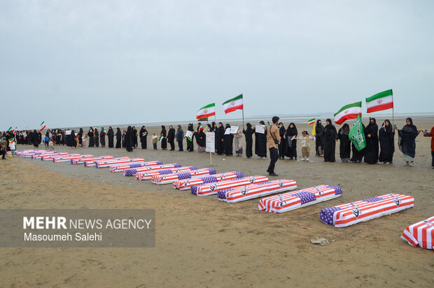 تشکیل زنجیره انسانی و آتش زدن نمادین تابوت سربازان آمریکایی در ساحل خلیج فارس