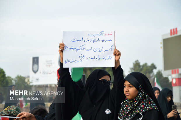 تشکیل زنجیره انسانی و آتش زدن نمادین تابوت سربازان آمریکایی در ساحل خلیج فارس