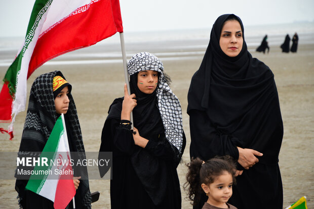 تشکیل زنجیره انسانی و آتش زدن نمادین تابوت سربازان آمریکایی در ساحل خلیج فارس