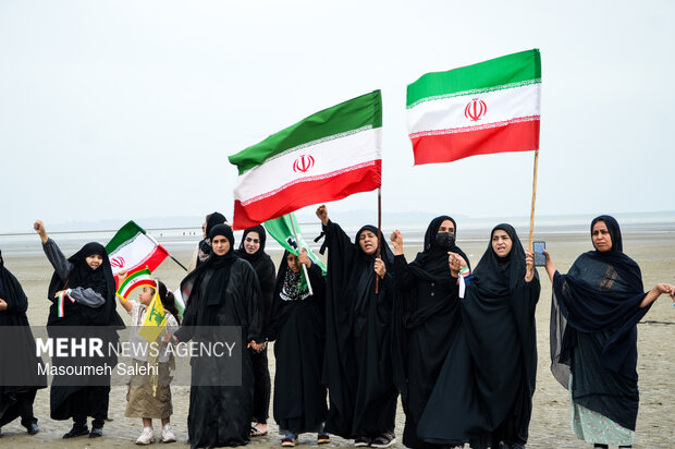 تشکیل زنجیره انسانی و آتش زدن نمادین تابوت سربازان آمریکایی در ساحل خلیج فارس