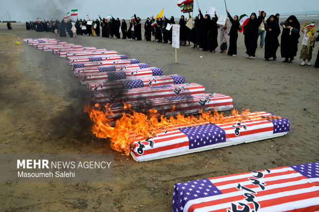 تشکیل زنجیره انسانی و آتش زدن نمادین تابوت سربازان آمریکایی در ساحل خلیج فارس