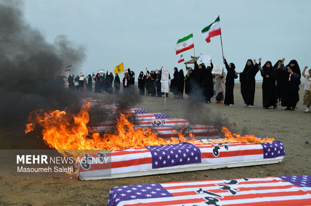 تشکیل زنجیره انسانی و آتش زدن نمادین تابوت سربازان آمریکایی در ساحل خلیج فارس