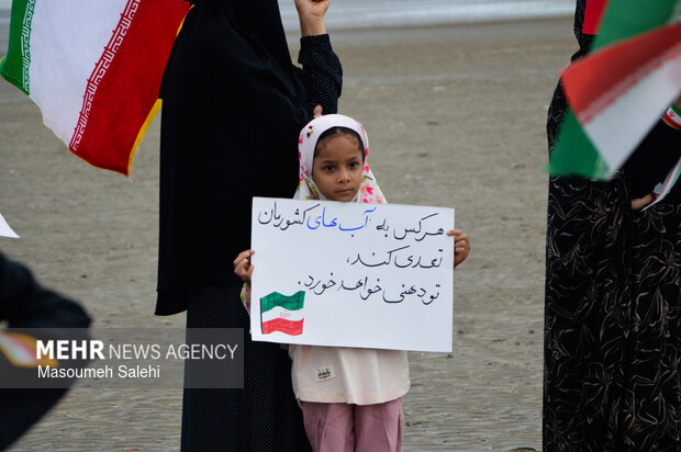 تشکیل زنجیره انسانی و آتش زدن نمادین تابوت سربازان آمریکایی در ساحل خلیج فارس