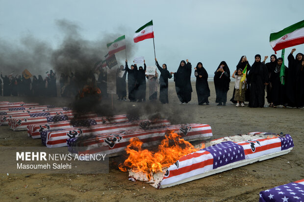 تشکیل زنجیره انسانی و آتش زدن نمادین تابوت سربازان آمریکایی در ساحل خلیج فارس