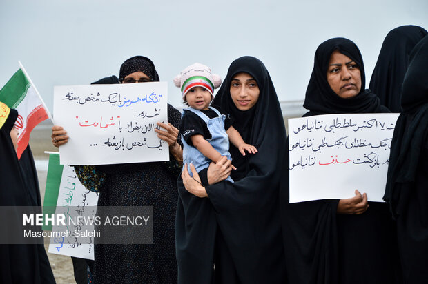 تشکیل زنجیره انسانی و آتش زدن نمادین تابوت سربازان آمریکایی در ساحل خلیج فارس