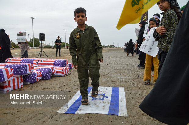 تشکیل زنجیره انسانی و آتش زدن نمادین تابوت سربازان آمریکایی در ساحل خلیج فارس