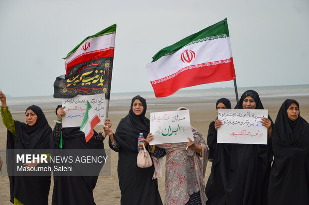 تشکیل زنجیره انسانی و آتش زدن نمادین تابوت سربازان آمریکایی در ساحل خلیج فارس