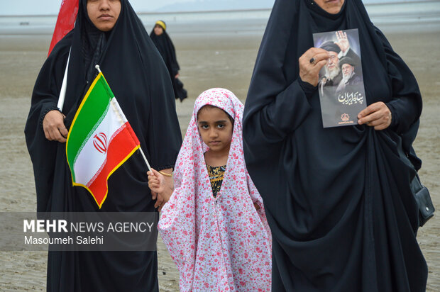 تشکیل زنجیره انسانی و آتش زدن نمادین تابوت سربازان آمریکایی در ساحل خلیج فارس