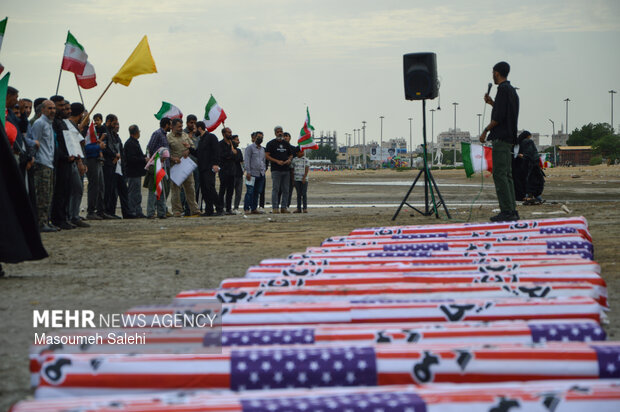 تشکیل زنجیره انسانی و آتش زدن نمادین تابوت سربازان آمریکایی در ساحل خلیج فارس