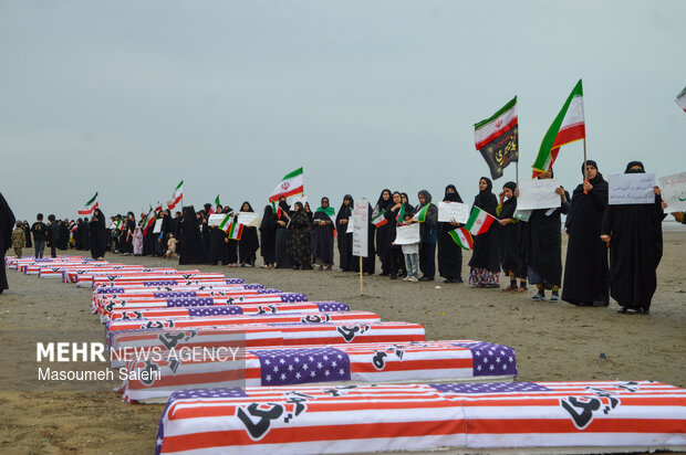 تشکیل زنجیره انسانی و آتش زدن نمادین تابوت سربازان آمریکایی در ساحل خلیج فارس