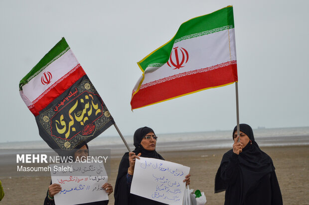 تشکیل زنجیره انسانی و آتش زدن نمادین تابوت سربازان آمریکایی در ساحل خلیج فارس