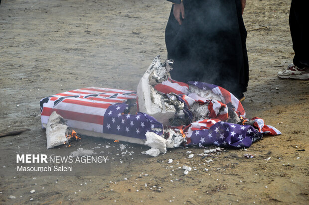 تشکیل زنجیره انسانی و آتش زدن نمادین تابوت سربازان آمریکایی در ساحل خلیج فارس