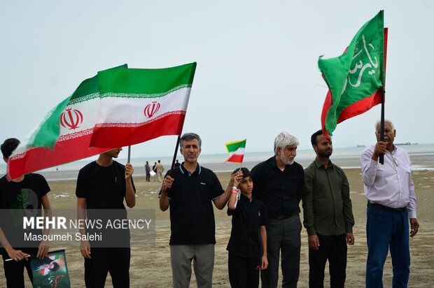 تشکیل زنجیره انسانی و آتش زدن نمادین تابوت سربازان آمریکایی در ساحل خلیج فارس