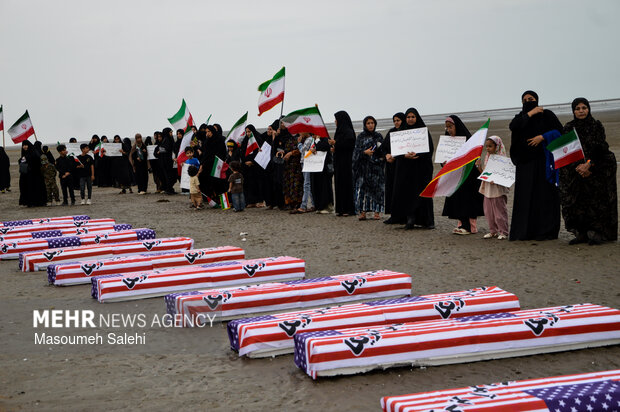 تشکیل زنجیره انسانی و آتش زدن نمادین تابوت سربازان آمریکایی در ساحل خلیج فارس