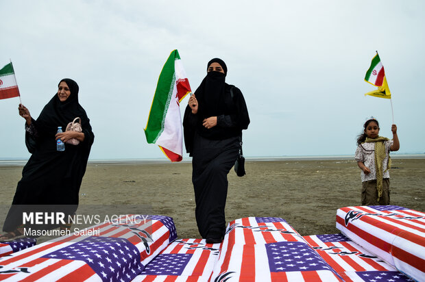 تشکیل زنجیره انسانی و آتش زدن نمادین تابوت سربازان آمریکایی در ساحل خلیج فارس