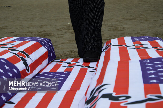 تشکیل زنجیره انسانی و آتش زدن نمادین تابوت سربازان آمریکایی در ساحل خلیج فارس