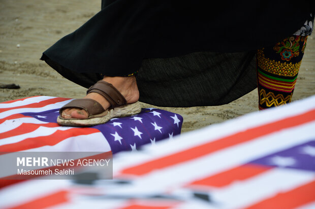 تشکیل زنجیره انسانی و آتش زدن نمادین تابوت سربازان آمریکایی در ساحل خلیج فارس