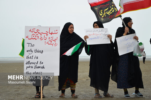 تشکیل زنجیره انسانی و آتش زدن نمادین تابوت سربازان آمریکایی در ساحل خلیج فارس