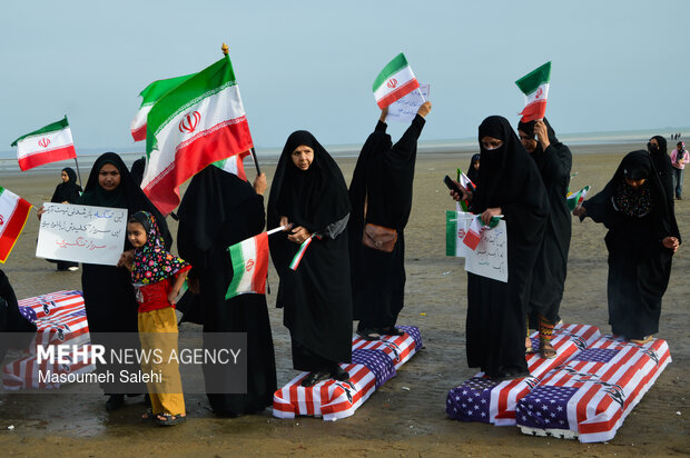 تشکیل زنجیره انسانی و آتش زدن نمادین تابوت سربازان آمریکایی در ساحل خلیج فارس