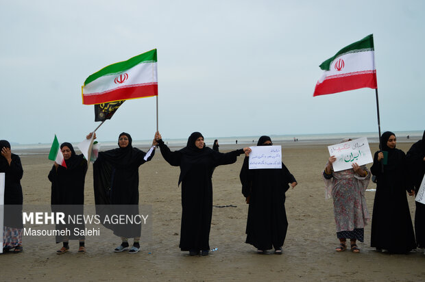 تشکیل زنجیره انسانی و آتش زدن نمادین تابوت سربازان آمریکایی در ساحل خلیج فارس