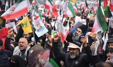 اجتماع شبانه مردم شازند در بیعت با رهبر معظم انقلاب زیر بارش برف