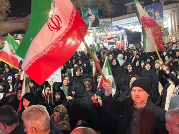 رجز خوانی کودک فومنی در تجمع شبانه